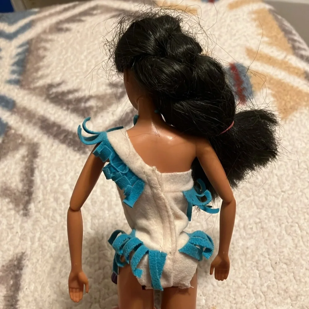 1991 Mattel Barbie doll wearing Pocahontas swimsuit costume clothing & necklace